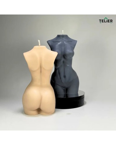 Muza Aprinsă – sculpturală, senzuală și delicată. Lumânare decorativă turnată manual, cu parfum subtil și formă artistică.