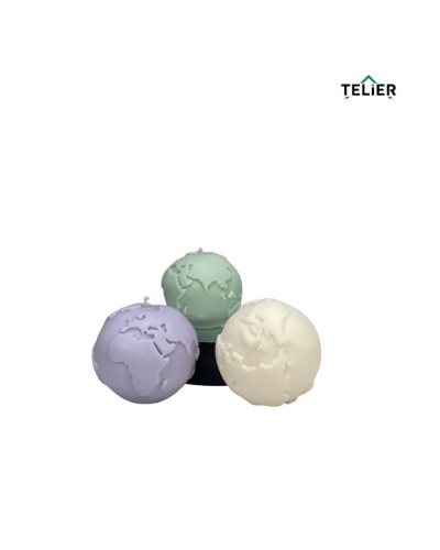 Trei lumânări „Globul Pământesc” în nuanțe pastel – decor eco, handmade și parfumat, ideal pentru cadouri speciale.