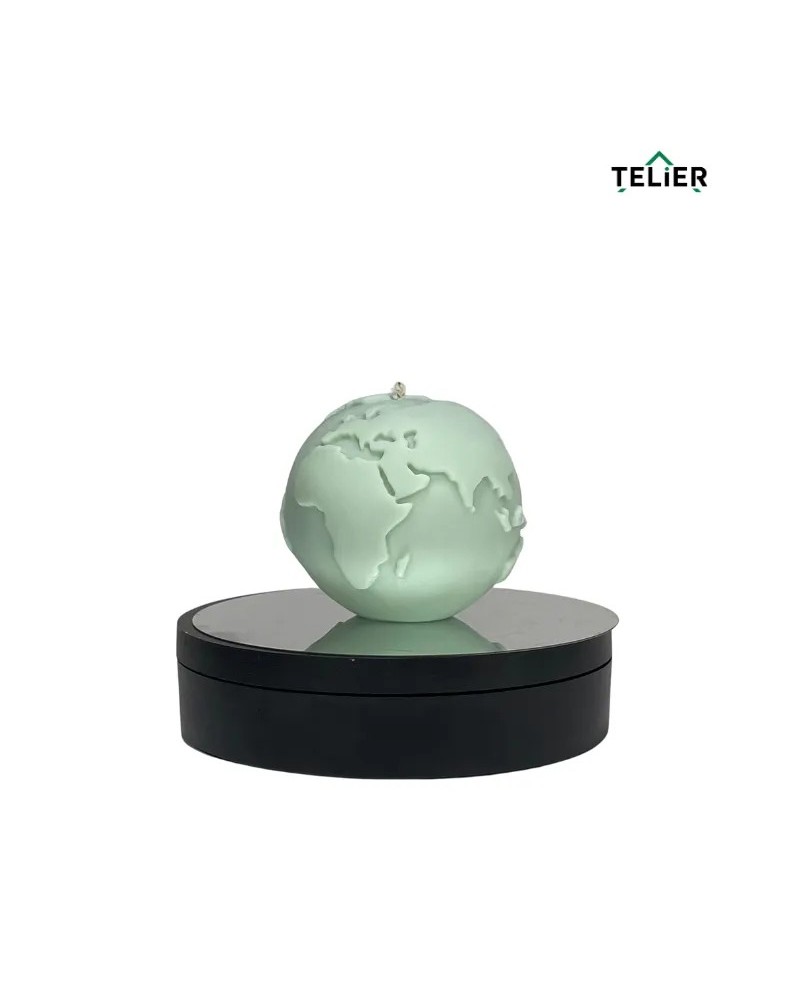 Lumânare decorativă în formă de glob pământesc, turnată manual, cu detalii geografice sculptate și parfum fin.