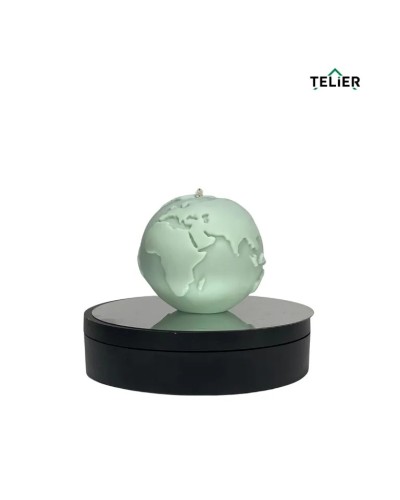 Lumânare decorativă în formă de glob pământesc, turnată manual, cu detalii geografice sculptate și parfum fin.