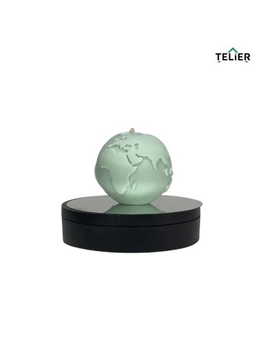 Detalii laterale ale lumânării „Globul Pământesc” – ceară de soia, formă simbolică și esențe inspirate din natură.