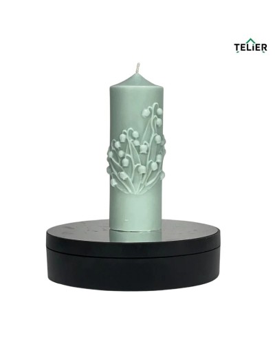 Lumânare handmade verde, cu model floral de mărgăritar, sculptată manual în ceară de soia.