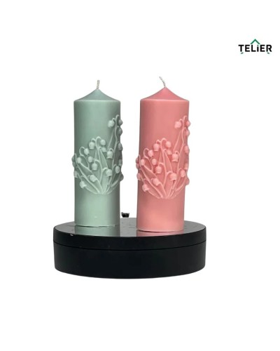 Lumânare artizanală verde, cu model floral de lăcrămioare, turnată manual din ceară de soia, decor elegant pentru casă.