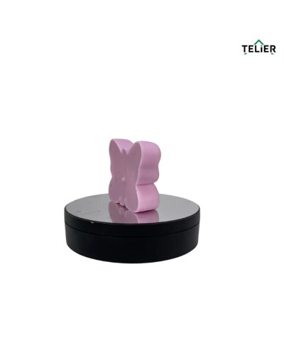 Lumânare handmade roz, în formă de fluture, vedere spate – cadou original și elegant.