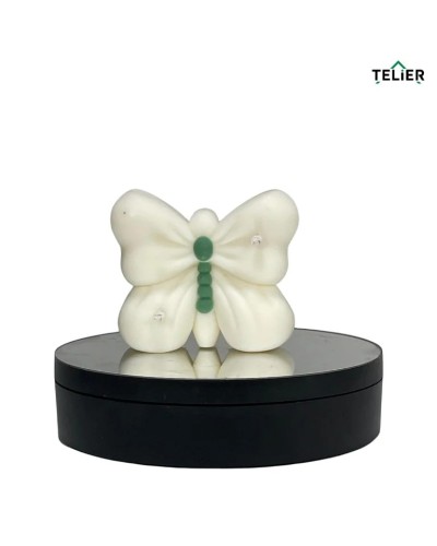 Lumânare handmade albă, în formă de fluture, decorată cu detalii verzi, turnată manual din ceară de soia.