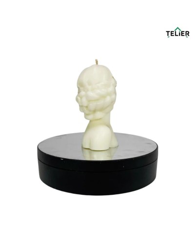 Lumânare artizanală bust feminin, vedere spate – detalii sculptate cu atenție.