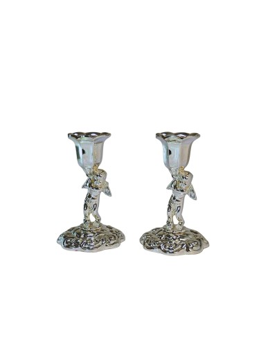 Sfeșnice argintii cu îngerași – set decorativ elegant, perfect pentru sărbători și aranjamente de iarnă.