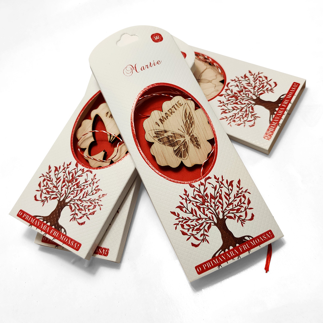 Martisor artizanal in formă de floare cu fluture gravat/decupat