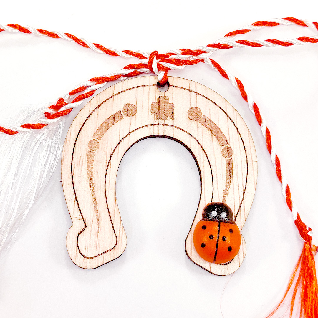 Mărțișor Potcoavă din Lemn cu Magnet – Gravură Handmade - Image 5