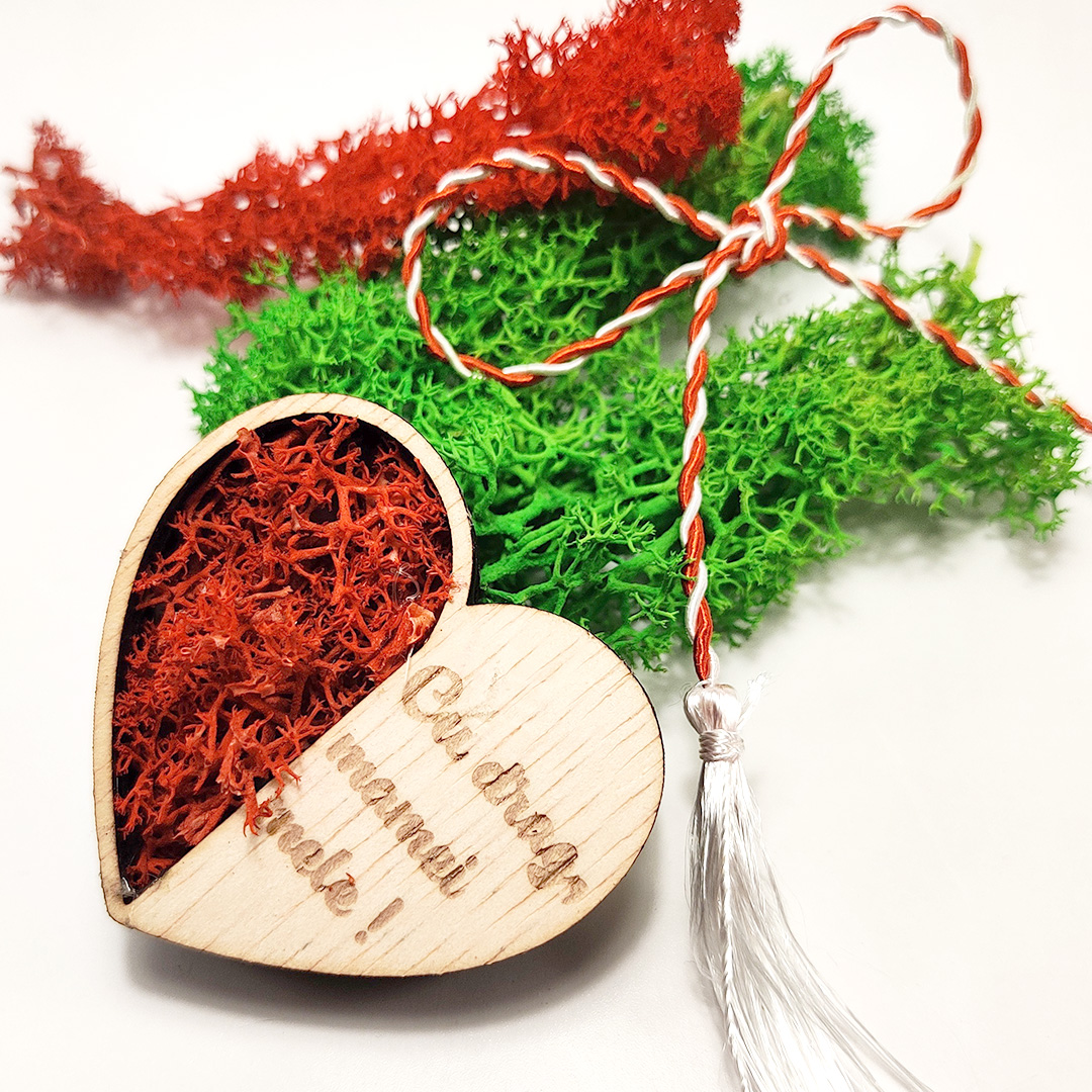 Inima cu licheni si mesaj gravat–Martisor artizanal de lemn cu magnet - imagine 7