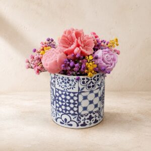 Aranjament floral din ceară de soia în ghiveci ceramic albastru