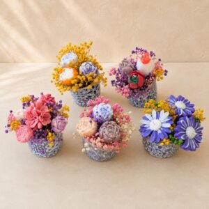 Aranjament floral din ceară de soia cu flori colorate