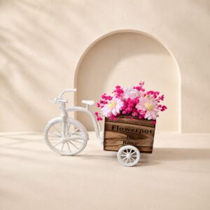 Aranjament floral din ceară de soia pe suport bicicletă, prezentat în decor