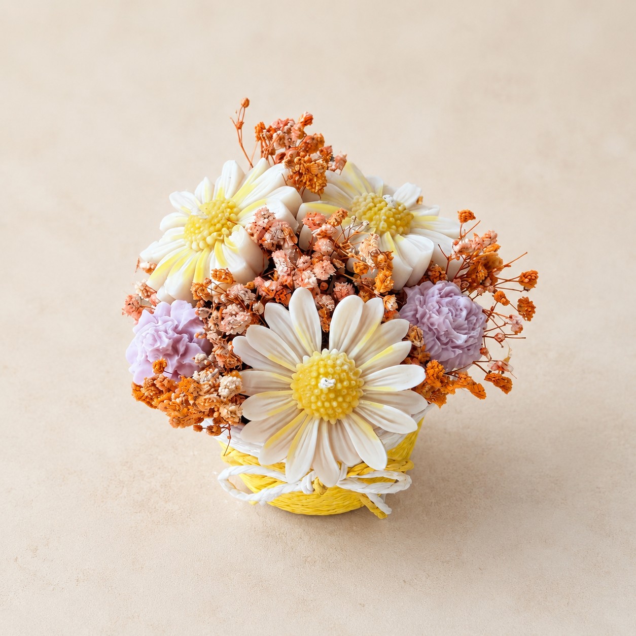 Aranjament floral din ceară de soia în coș textil galben