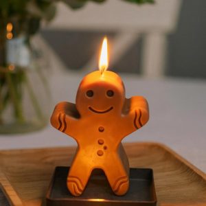 Lumânare Omuleț de Turtă Dulce aprinsă, decor festiv de Crăciun