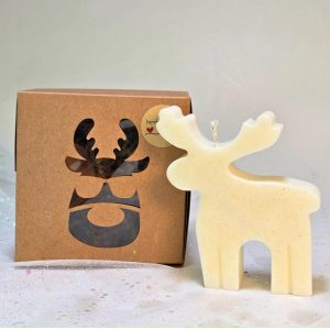 Lumânare decorativă parfumată Ren de Crăciun, handmade din ceară de soia, 96 g, alături de cutie cadou