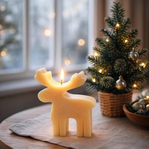 Lumânare decorativă parfumată Ren de Crăciun, fotografiată într-un decor festiv cu brad și lumini de sărbătoare