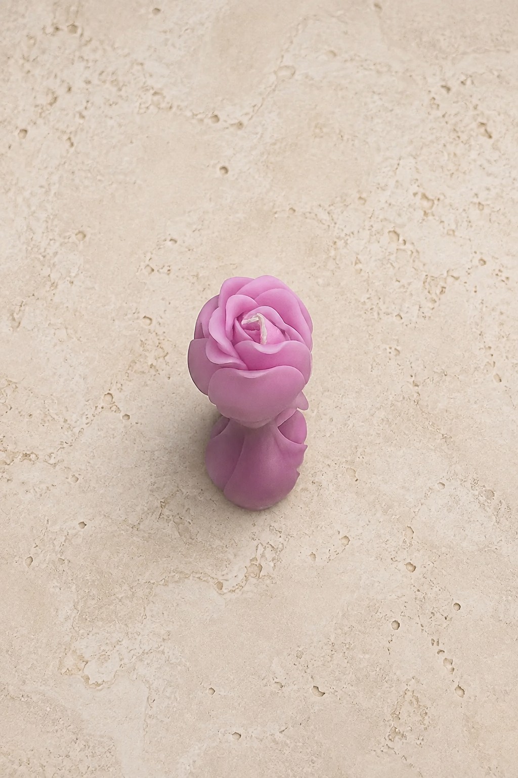 Lumânare decorativă floare roz văzută de sus