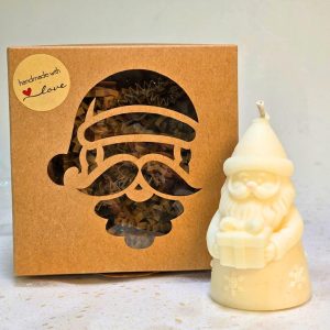 Vedere frontală lumânare decorativă parfumată Moș Crăciun cu Cadou, handmade din ceară de soia, 65 g