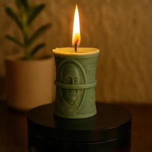 Lumânare decorativă parfumată Teanc de Dorințe Telier aprinsă, model teanc de bani verde, din ceară de soia