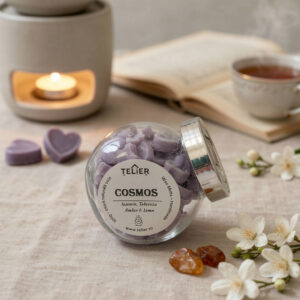 Wax melts parfumate Telier Cosmos din ceară de soia naturală, inspirate de Alien Mugler, utilizate într-un decor relaxant