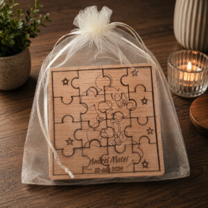 Puzzle personalizat din lemn ambalat în săculeț din organza pentru mărturie de botez