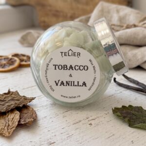 Borcan cu Wax Melts parfumate Tabacco Vanilla din ceară de soia naturală, inspirate de Tobacco Vanille Tom Ford, alături de un aromatizator ceramic.