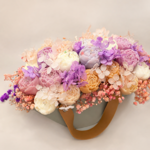 Aranjament floral parfumat cu trandafiri din ceară de soia