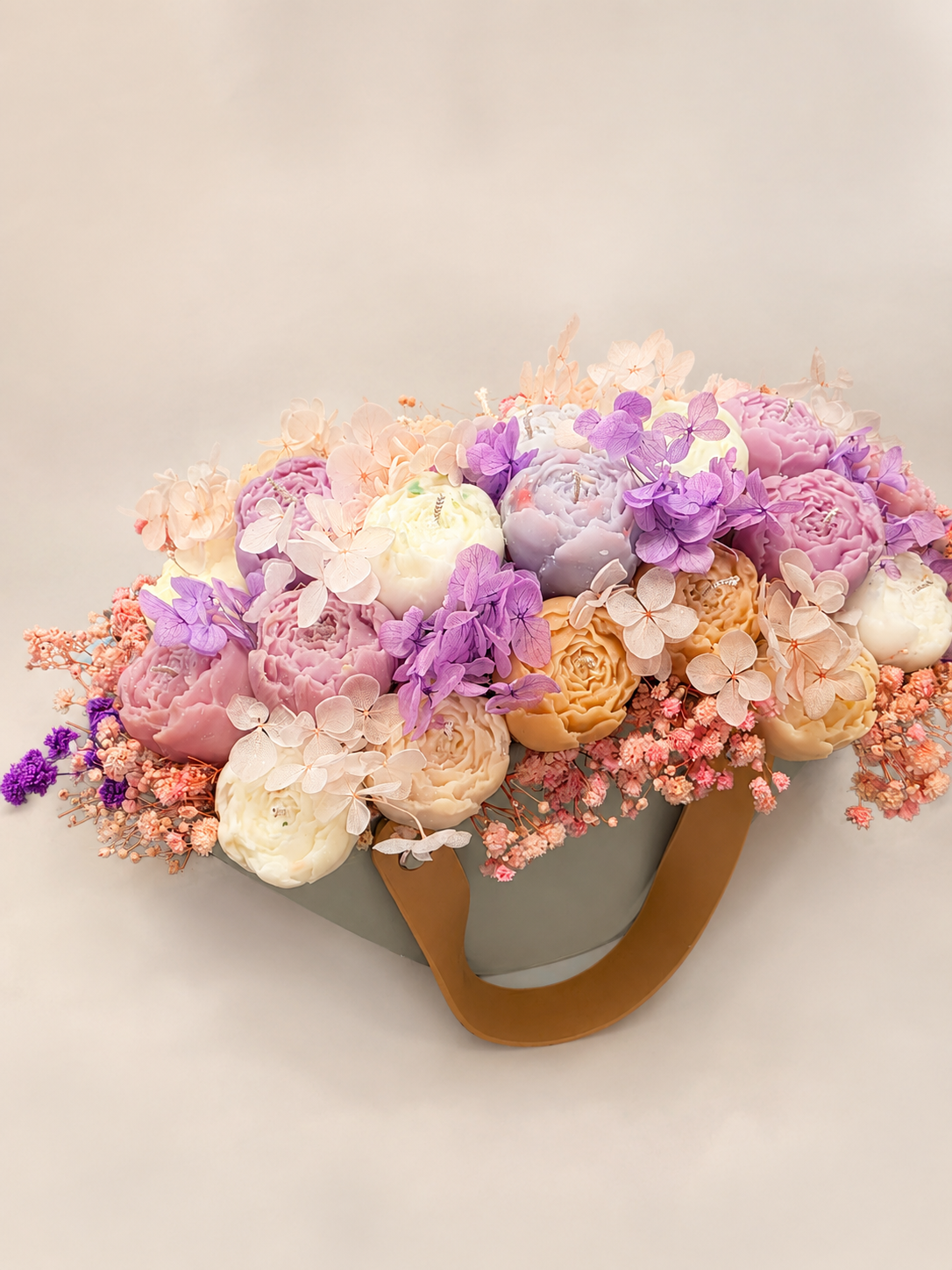 Aranjament floral parfumat cu trandafiri din ceară de soia