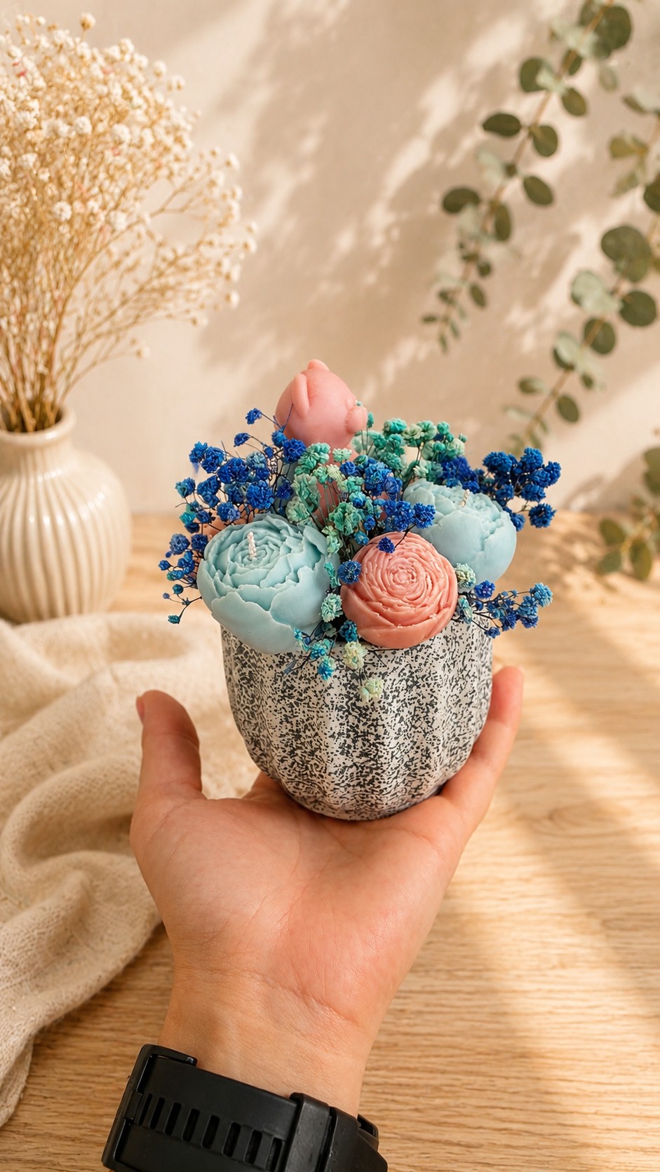 Aranjament handmade cu flori din ceară de soia în ghiveci ceramic