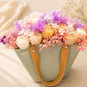 Aranjament floral din ceară de soia cu trandafiri și hortensii