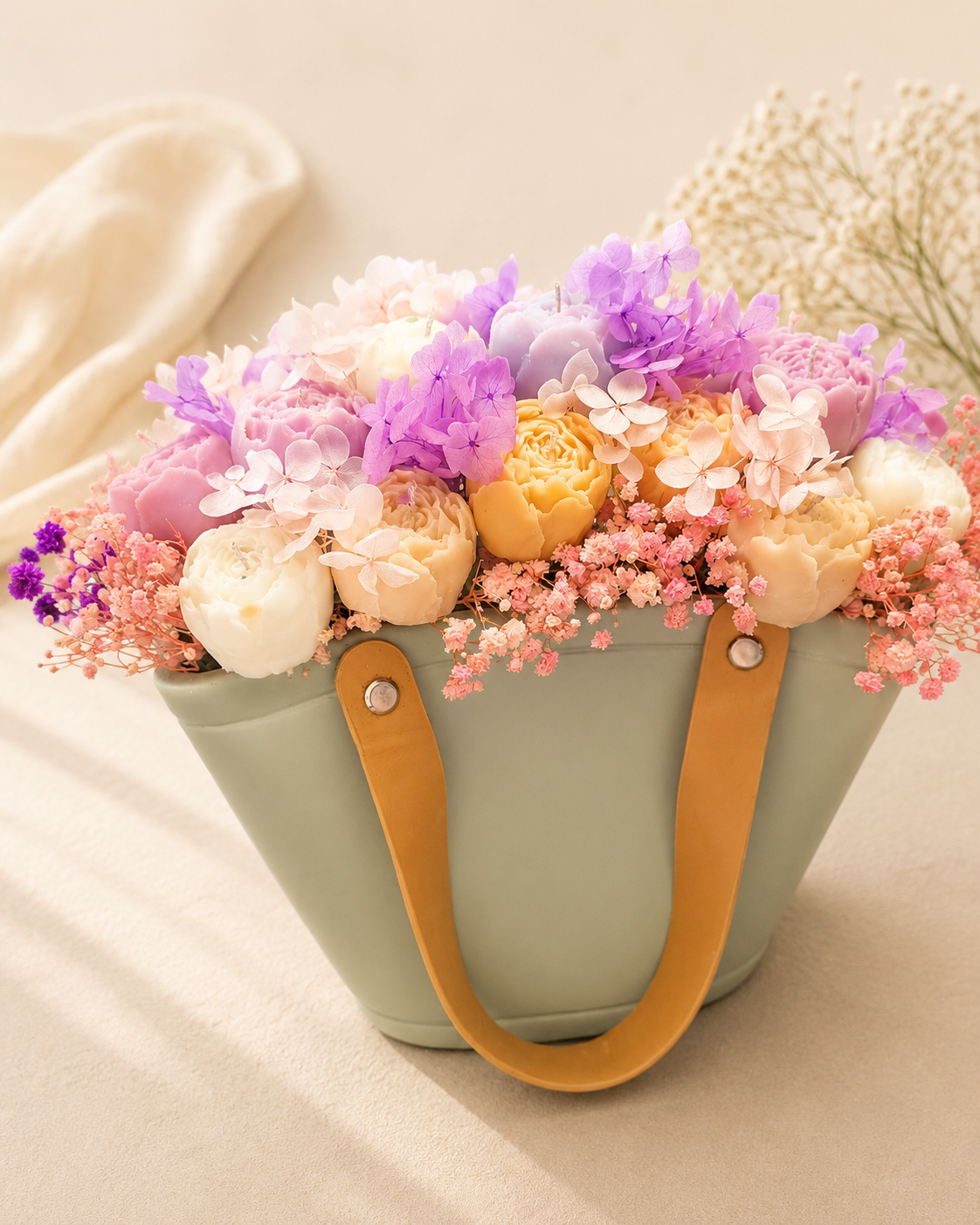 Aranjament floral din ceară de soia cu trandafiri și hortensii